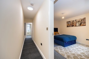 House, 3 Bedrooms, Garden View | 3 bedrooms - Stunning 3 Bedroom Home in Newcastle-under-lyme With Garden (Newcastle-Under-Lyme)