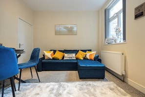 House, 3 Bedrooms, Garden View | Living area - Stunning 3 Bedroom Home in Newcastle-under-lyme With Garden (Newcastle-Under-Lyme)