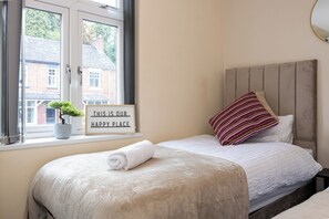 House, 4 Bedrooms, Garden View | 4 bedrooms - Cosy 4 Bed Townhouse Near Keele University and Royal Stoke Hospital (Newcastle-Under-Lyme)