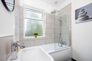 House, 4 Bedrooms, Garden View | Bathroom - Cosy 4 Bed Townhouse Near Keele University and Royal Stoke Hospital (Newcastle-Under-Lyme)