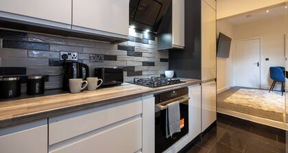 Cosy 4 Bed Townhouse Near Keele University and Royal Stoke Hospital