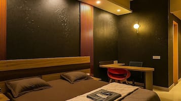 Cofres nos quartos, espaço de trabalho para notebook