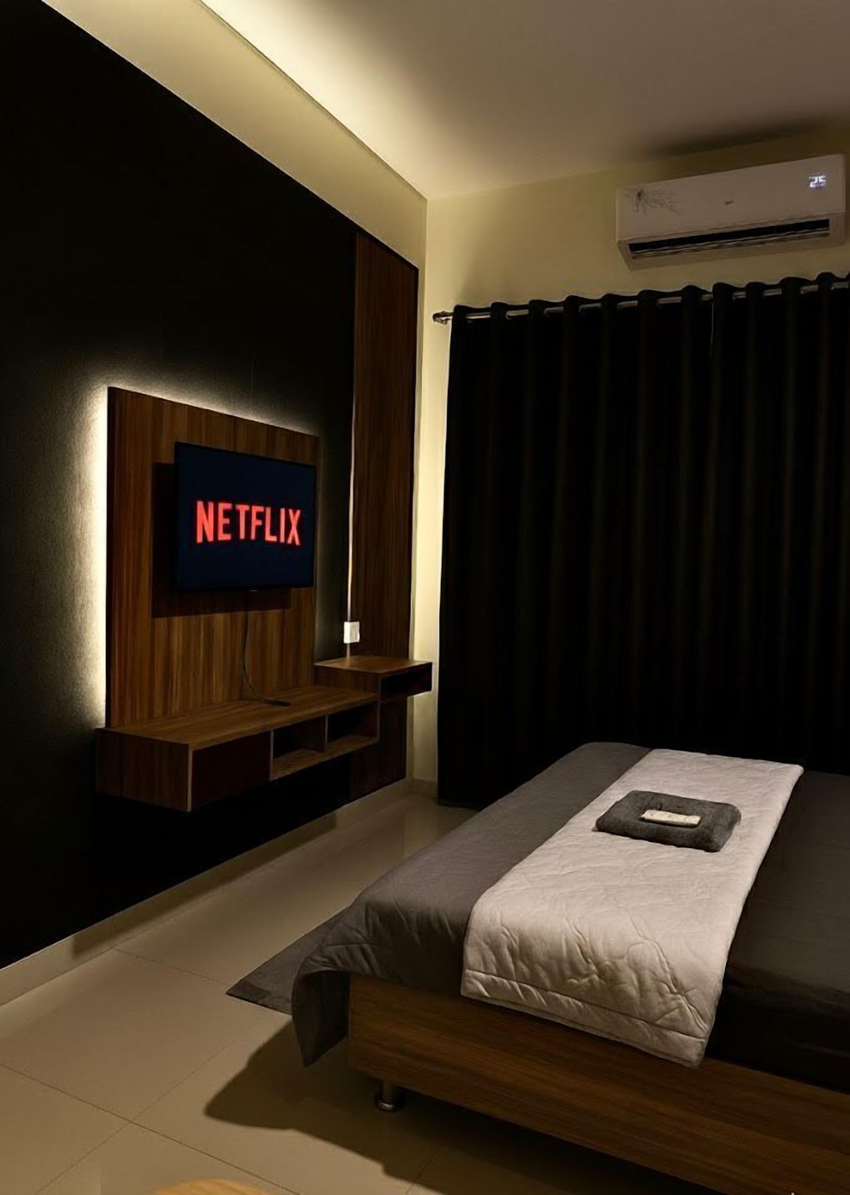 Brankas, ruang kerja ramah laptop, dan setrika/meja setrika