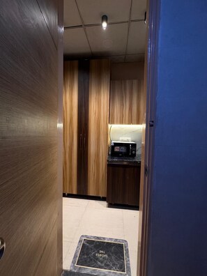 Mini fridge - Delux Suites Airbnb New Delh Aerocity (New Delhi)