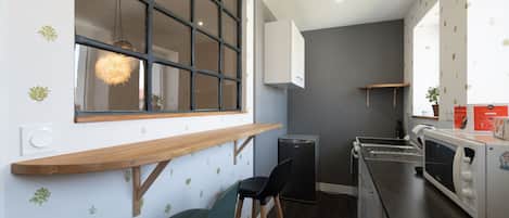 Réfrigérateur, four à micro-ondes, un four, surface de cuisson