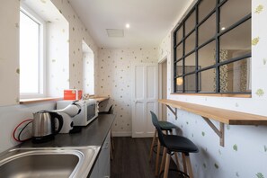 Fridge, microwave, oven, stovetop - Mirabelle Room with Wi-Fi (Brû)