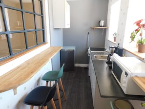 Fridge, microwave, oven, stovetop - Mirabelle Room with Wi-Fi (Brû)