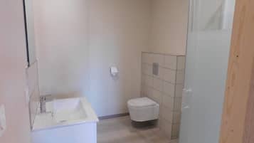 Chuveiro, toalhas de banho