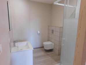 Shower, towels - Mirabelle Room with Wi-Fi (Brû)