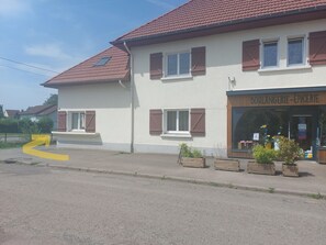 Exterior - Jonquille Room with Wi-Fi (Brû)