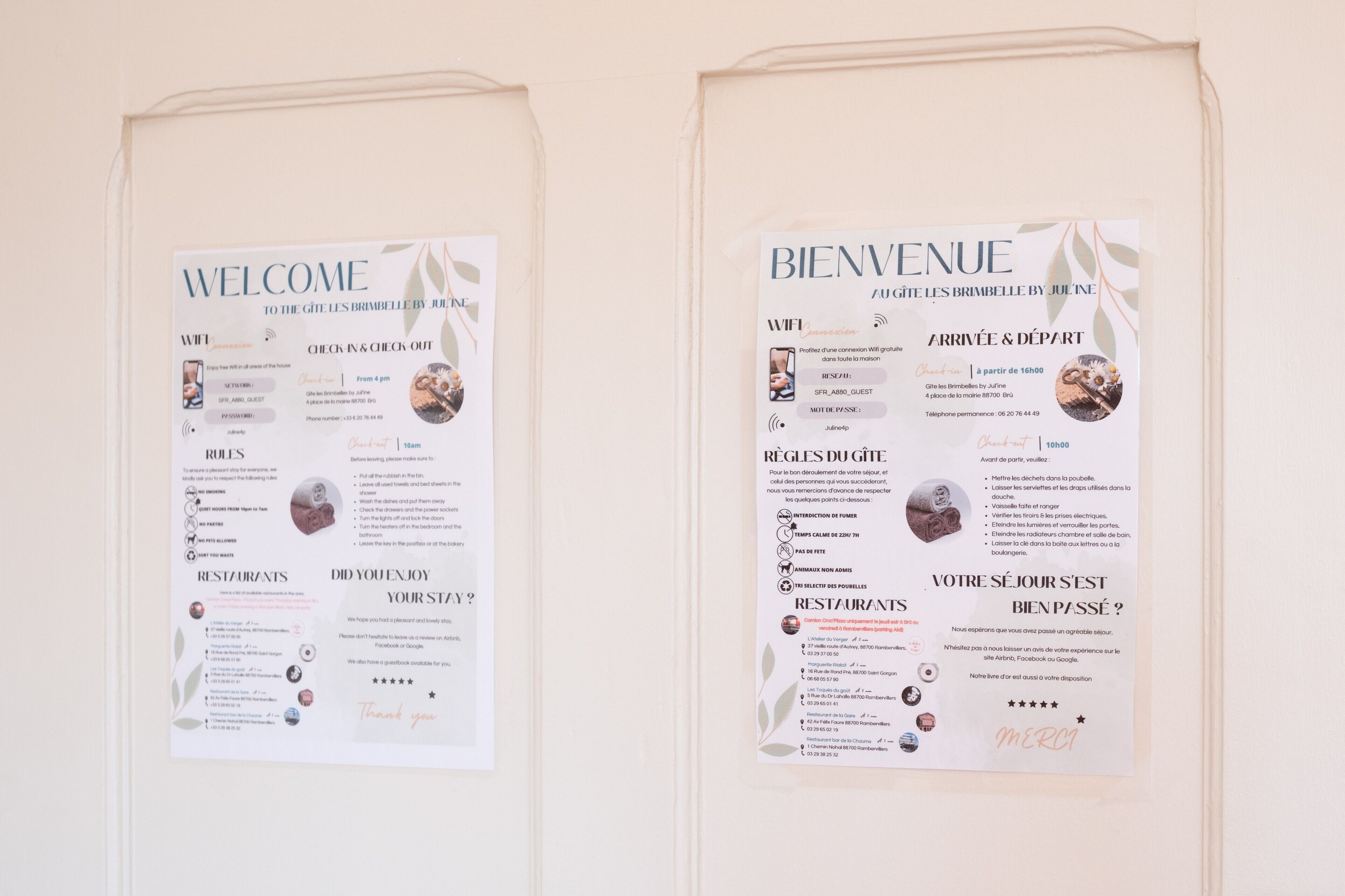 Deux cartes de bienvenue et deux cartes d’arrivée/départ pour un hôtel.