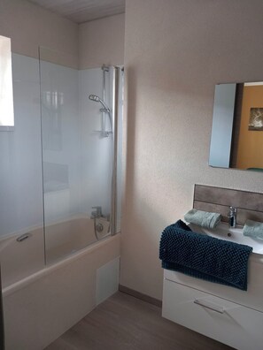 Bathroom - Jonquille Room with Wi-Fi (Brû)