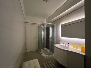 Dusche, Haartrockner, Bidet, Handtücher