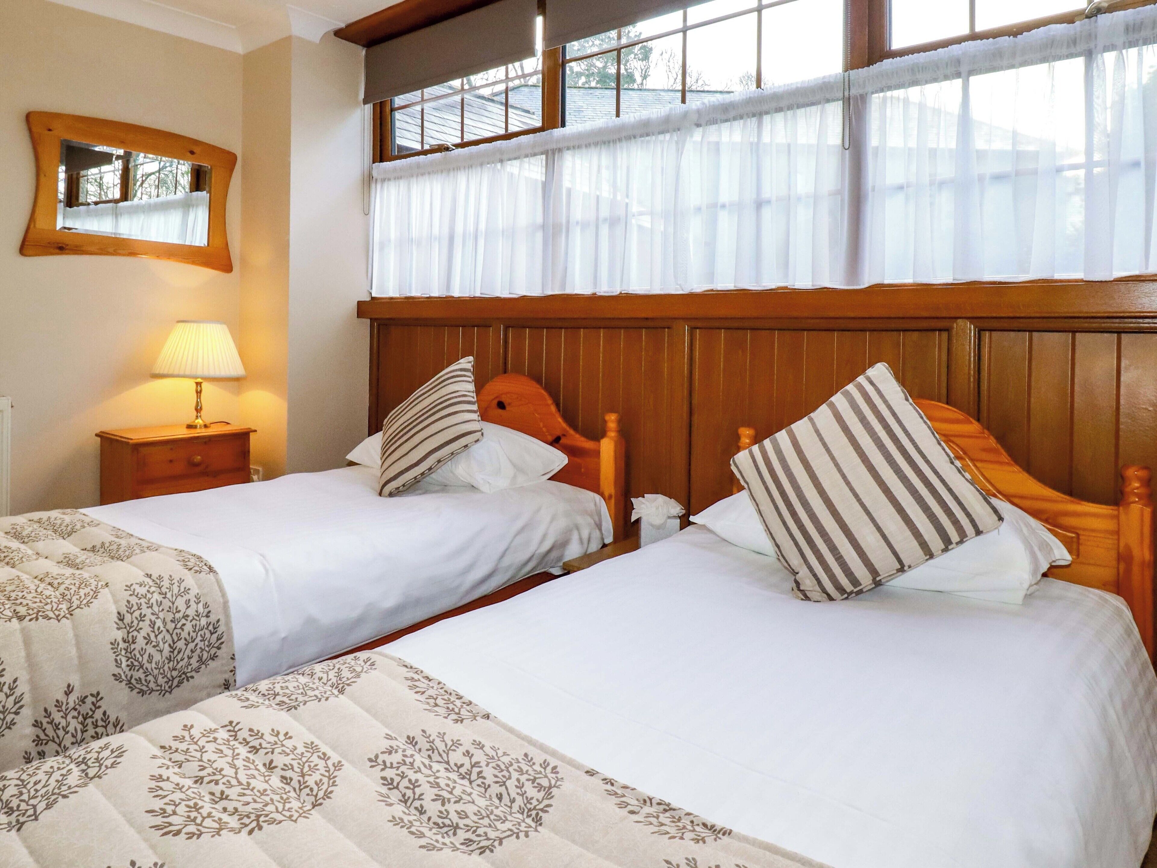 2 kamar tidur dan didekorasi berbeda-beda