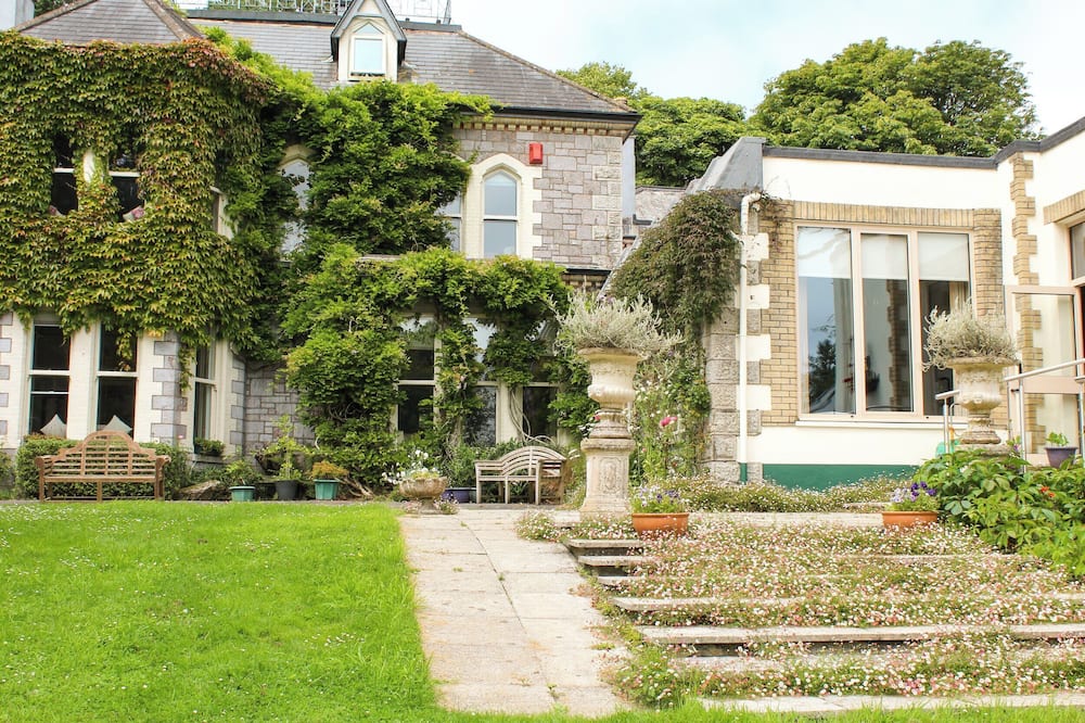 The Stables - Carn Brea Village