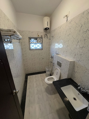 Premium Room | Bathroom | Shower, towels, soap, shampoo - Maharaja classic (Udaipur)