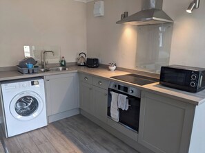 Cottage | Private kitchen | Cookware/dishes/utensils - Horseshoe Cottage (Falmouth)