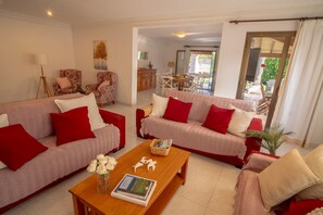 TV, ping pong - Holiday Home 'Llenaire Gran Beach House' with Mountain View, Wi-Fi and Air Conditioning (Pollença)