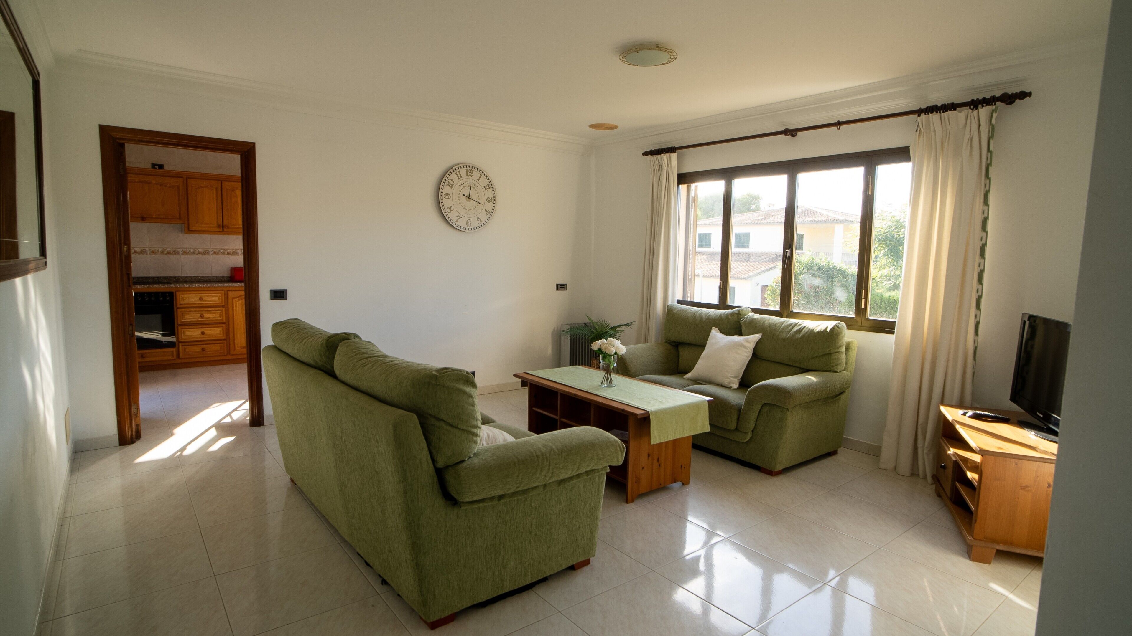 Tv och ett bordtennisbord