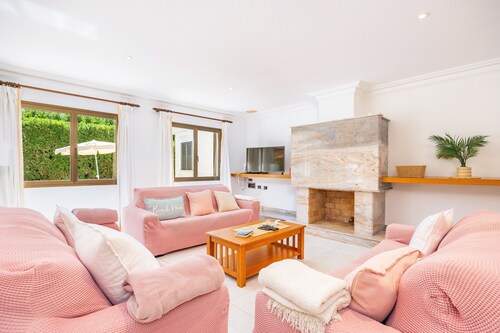 Holiday Home 'Llenaire Gran Beach House' with Mountain View, Wi-Fi and Air Conditioning
