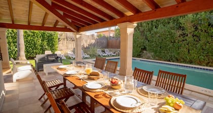 Maison de vacances 'Llenaire Gran Beach House' avec vue montagne, Wi-Fi et climatisation