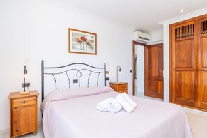 Tabla de planchar con plancha, wifi y ropa de cama 
