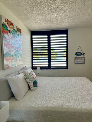 Tabla de planchar con plancha, wifi gratis y ropa de cama 