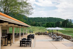 Outdoor dining - Blue Ridge Mountain Views + Pool. Gym. Restaurant. (Waynesville)