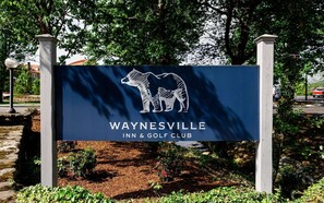 Property grounds - Blue Ridge Mountain Views + Pool. Gym. Restaurant. (Waynesville)