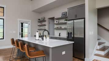 Refrigerador, microondas, cafetera/tetera, utensilios de cocina