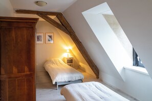 2 bedrooms, travel cot, free WiFi, bed sheets - House 1 on the Embourg estate (Souvigny)