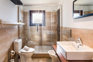Shower, bidet, towels, shampoo