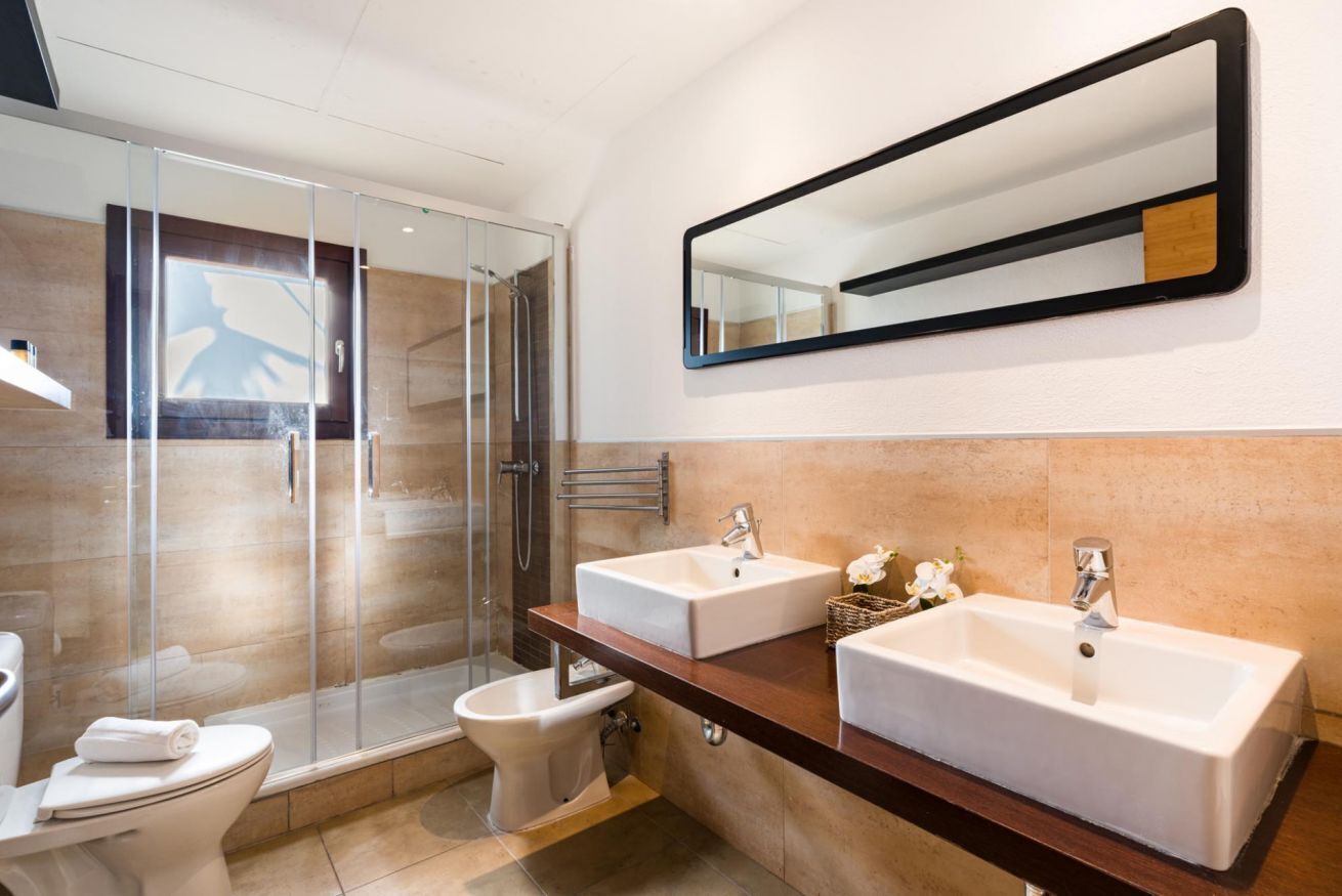 Een douche, een bidet, handdoeken, shampoo