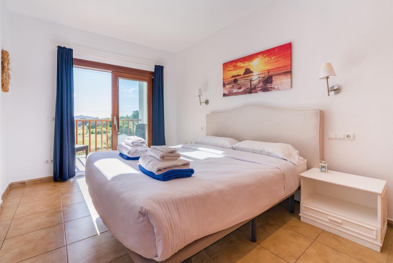 Pengeskab på værelset, strygejern/strygebræt, weekendseng