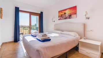 Caja de seguridad en la habitación y tabla de planchar con plancha