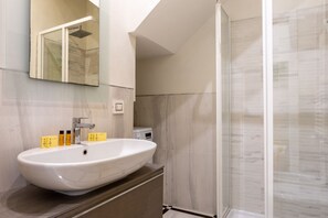 Shower, bidet, towels, shampoo - San Frediano Panoramic Terrace (Firenze)