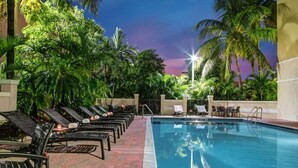 Ein Poolbereich mit Liegestühlen und einem Pool.