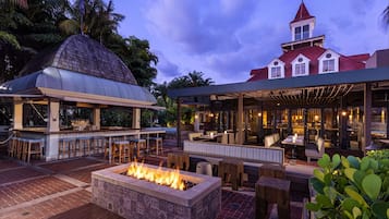 Boatyard (~4 min drive): Famous for waterfront dining & steakhouse dishes