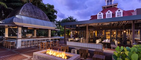 Boatyard (~4 min drive): Famous for waterfront dining & steakhouse dishes