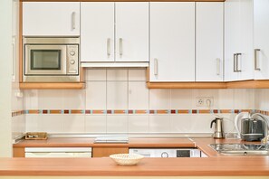 Fridge, microwave, stovetop, coffee/tea maker - Apartment 'Lolina Náutica' with Balcony, Wi-Fi and Air Conditioning (Nerja)