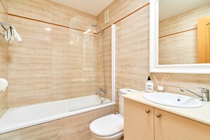 Shower, hair dryer, towels - Apartment 'Lolina Náutica' with Balcony, Wi-Fi and Air Conditioning (Nerja)