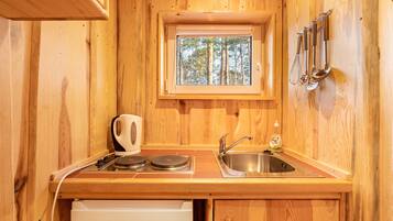 Fridge, stovetop, coffee/tea maker, electric kettle