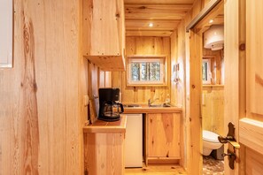 Fridge, stovetop, coffee/tea maker, electric kettle - Bungalow “6 - Anglerinsel” with Lake View and Private Terrace (Quitzdorf am See)