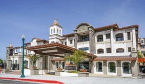 Exterior - Walk to Santa Cruz Beach | Free Breakfast + Pool (Santa Cruz)