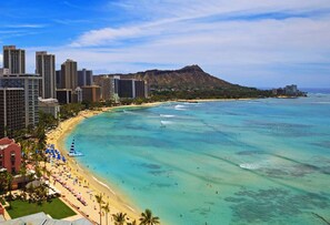 Beach - Steps to Waikiki Beach + Infinity Pool. Bar. Gym. (Honolulu)