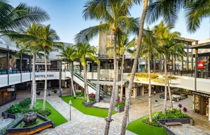 Exterior - Steps to Waikiki Beach + Infinity Pool. Sauna. Gym (Honolulu)