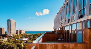 Property grounds - Direct Ocean Views + Infinity Pool. Sauna. Gym. (Honolulu)