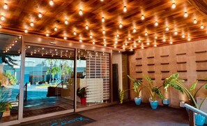 Lobby - Direct Ocean Views + Infinity Pool. Sauna. Gym. (Honolulu)