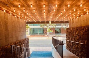 Interior - Direct Ocean Views + Infinity Pool. Sauna. Gym. (Honolulu)