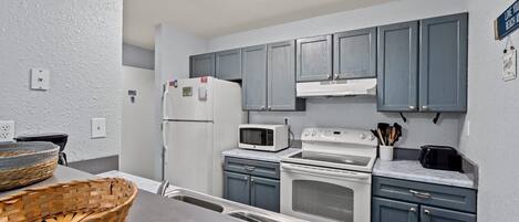 Refrigerador, microondas, horno, lavavajillas